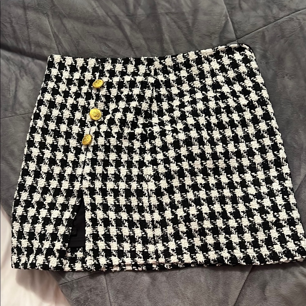 Chic Black and White Houndstooth Skirt